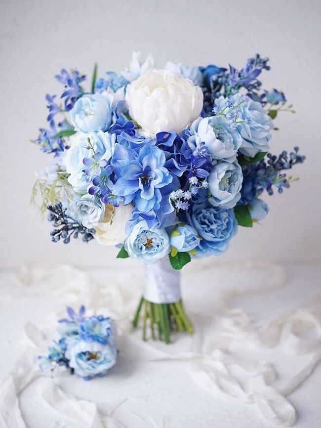  تزئین دسته گل عروس با گل آبی