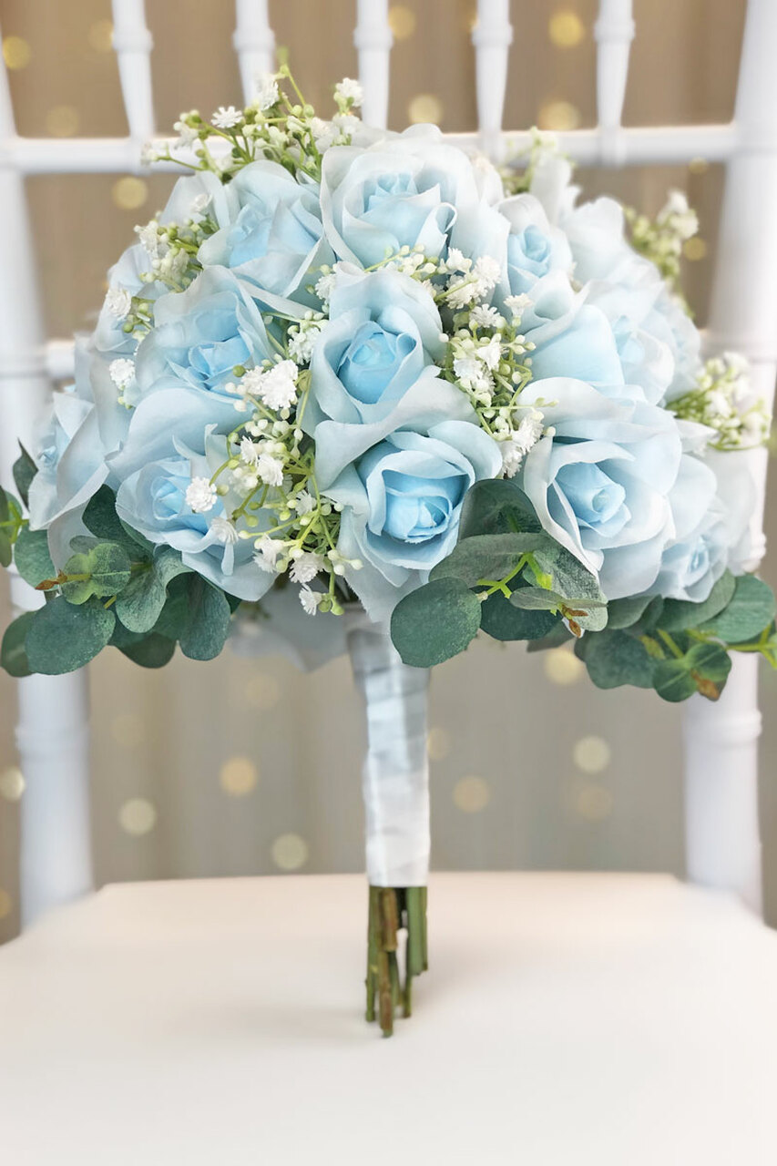  تزئین دسته گل عروس با گل آبی