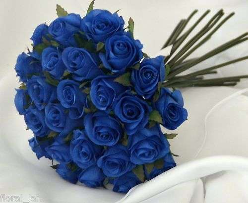  تزئین دسته گل رز آبی