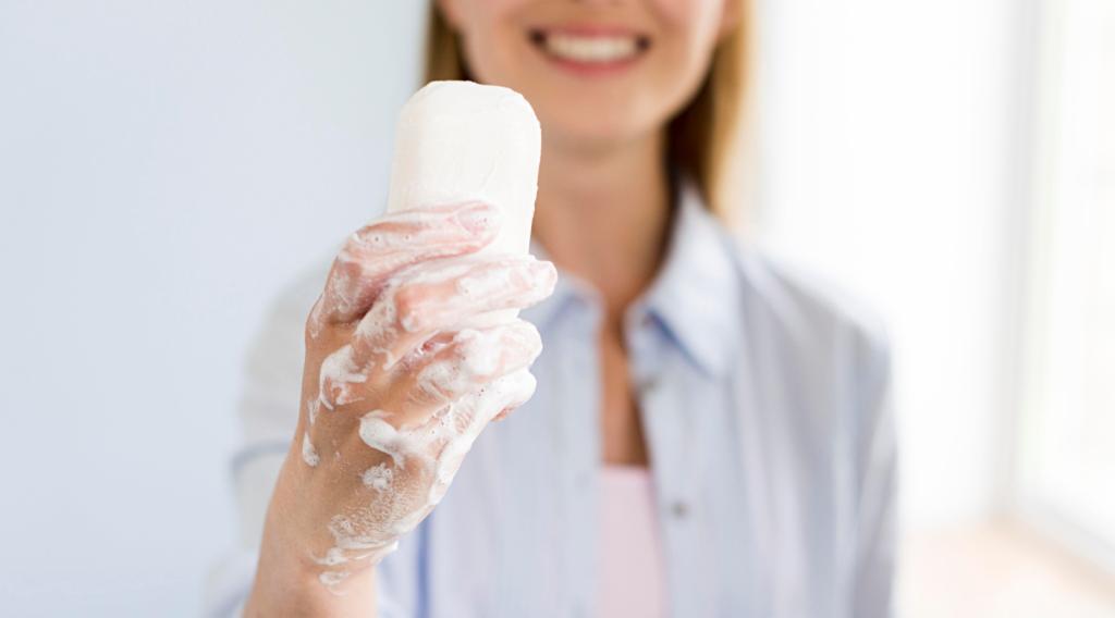 چرا نباید از صابون دست روی صورت خود استفاده کنید؟