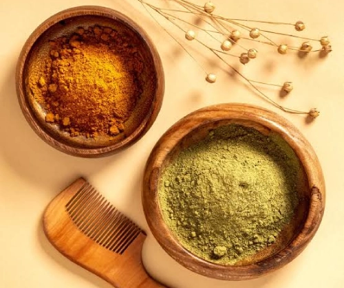 فرآیند آماده‌سازی و استفاده از پودر حنا طبیعی برای رنگ کردن موهای زنانه