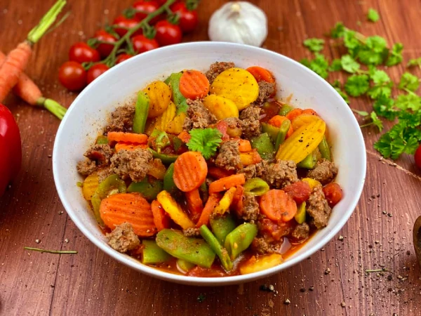 خوراک گوشت تکه ای با سبزیجات